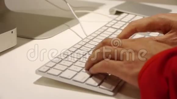 关闭键盘上的输入计算机指示操作符视频的预览图