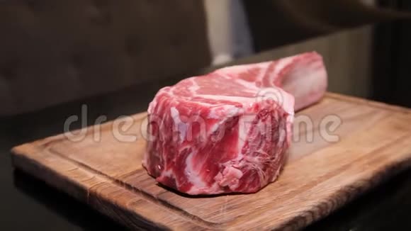 生鲜肉Ribeye牛排吃牛排牛肉牛排生肉战斧牛排视频的预览图