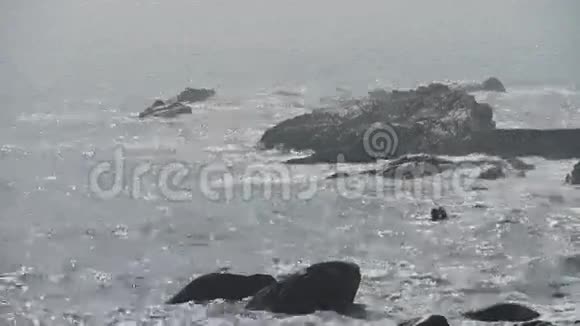 海上海浪海浪拍打着岩石视频的预览图