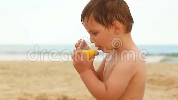 喝橙汁的男孩视频的预览图