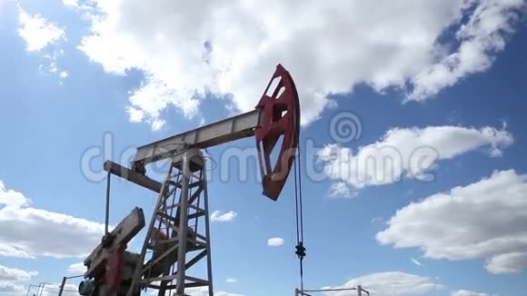 背景多云天空中的工作油泵视频的预览图