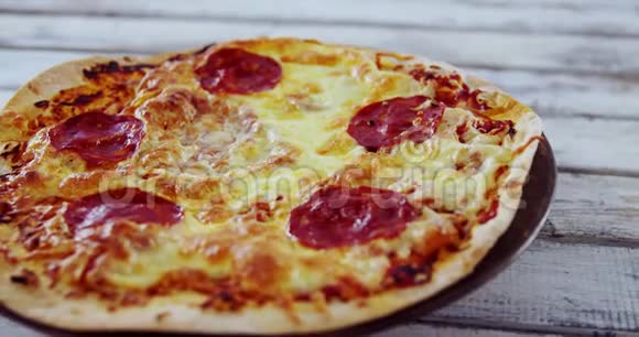 披萨和意大利香肠配料视频的预览图