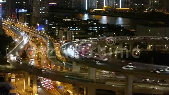 夜间立交桥上城市交通的特写时间流逝视频的预览图