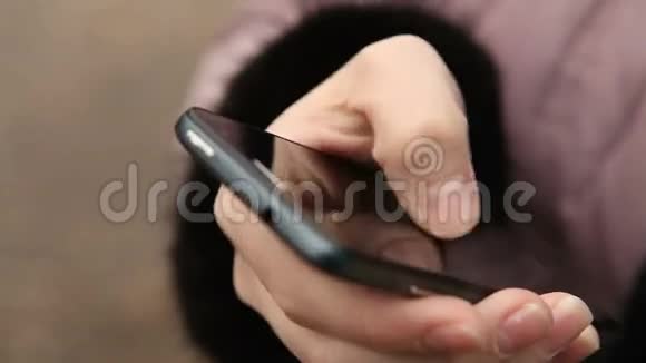 户外女性手中的智能手机视频的预览图