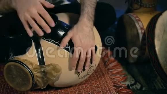 在一个叫弗鲁杜的阿拉伯打击乐鼓上鼓出一个节拍视频的预览图