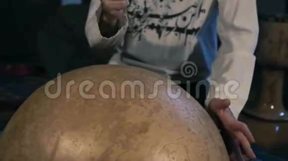 人们在家里用一个叫卡拉巴塞的阿拉伯打击乐器鼓敲打视频的预览图