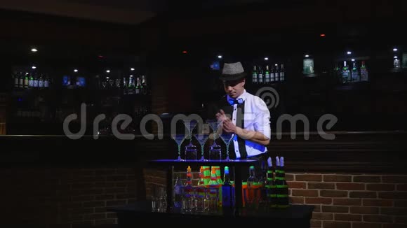 杂技表演由巴曼杂耍瓶表演酒吧背景视频的预览图
