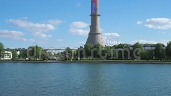 奥斯坦基诺池塘和电视中心地区的莫斯科单轨列车视频的预览图