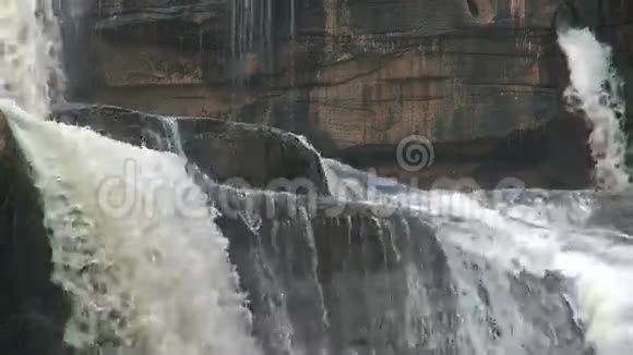 泰国的深林瀑布视频的预览图