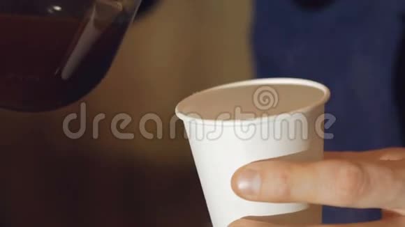 把咖啡倒进杯子里慢慢地视频的预览图