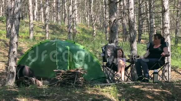 一家人在树林里搭帐篷视频的预览图