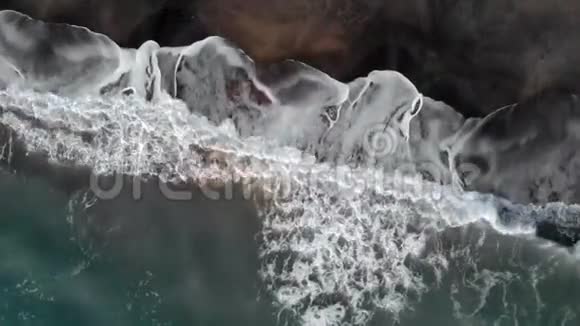 海底在海洋中运动的鸟瞰图视频的预览图