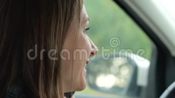 女人在车里的智能手机上说话视频的预览图