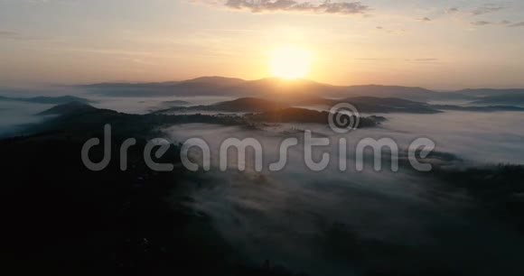 日出时无人机飞越梦幻的雾谷视频的预览图