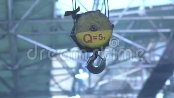 起重机的吊钩正在厂房内移动视频的预览图
