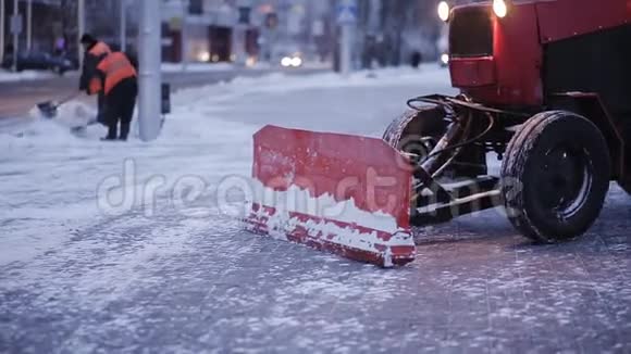 冬季公共服务的工作人们和机器正在清除城市的积雪视频的预览图