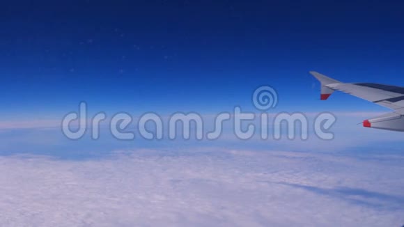 一架飞机飞过云层的翅膀视频的预览图