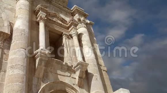 哈德里安的拱门位于杰拉萨杰拉什是为了纪念哈德里安皇帝在公元129130年约旦对杰拉什的访问而建造的视频的预览图