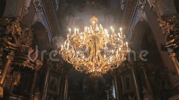 古老的建筑教堂蜡烛视频的预览图