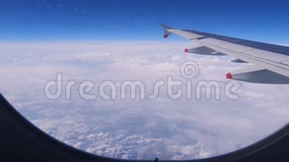 从飞机的窗户看到美丽的天空和云彩视频的预览图