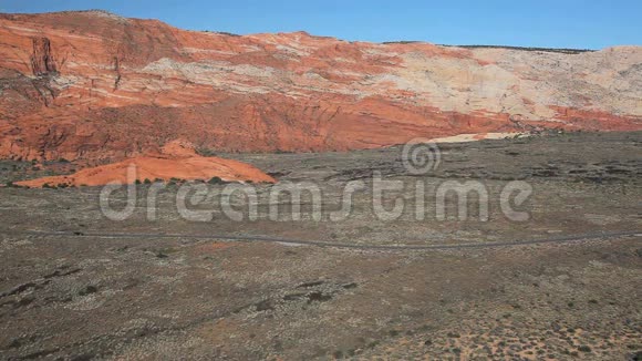 沙漠峡谷汽车驾驶广泛视频的预览图