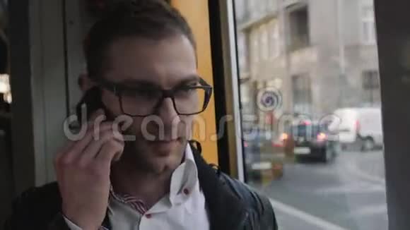 一群英俊的年轻人在电车上打电话视频的预览图