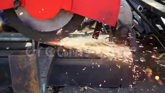 工人用机器切割钢材视频的预览图