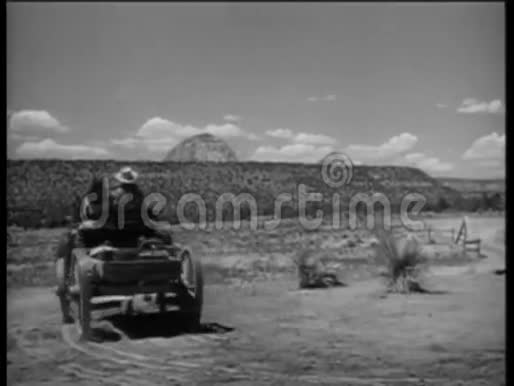 马车驶过沙漠平原视频的预览图