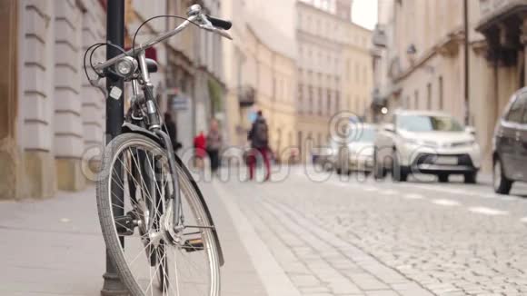 城市交通历史街道上的行人汽车和自行车视频的预览图