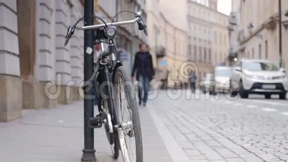 城市交通历史街道上的行人汽车和自行车视频的预览图