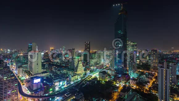 夜晚曼谷市中心银顶全景4k时间流逝泰国视频的预览图