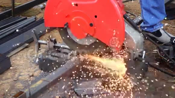 工人用机器切割钢材视频的预览图