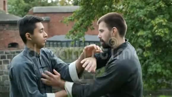 两个男人在训练传统服装时打架视频的预览图