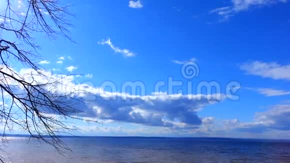 蓝天白云漂浮在巨大的湖面上湖面上的小浪视频的预览图