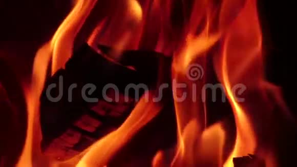 特写用燃烧着红色火焰的柴火烫床慢动作视频的预览图