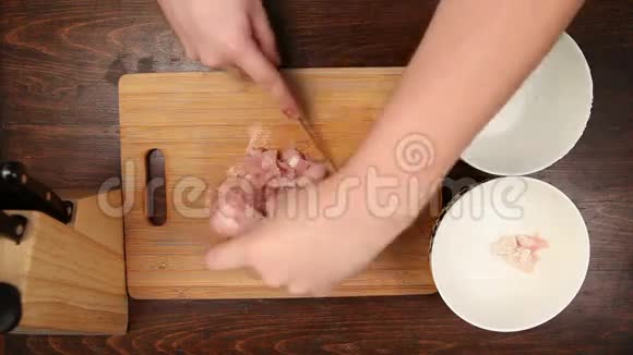 切肉为健康沙拉准备视频的预览图