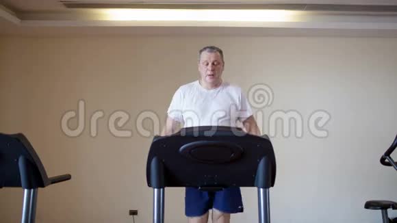 中年男子在跑步机上锻炼视频的预览图
