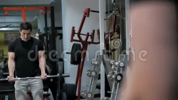 健身者在健身房里抽肌肉做健身运动视频的预览图