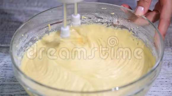 女性手用搅拌机搅拌面团做蛋糕视频的预览图