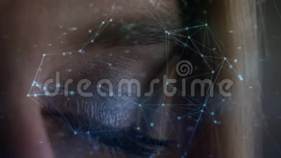 蓝色眼睛打开的动画上面有光连接视频的预览图