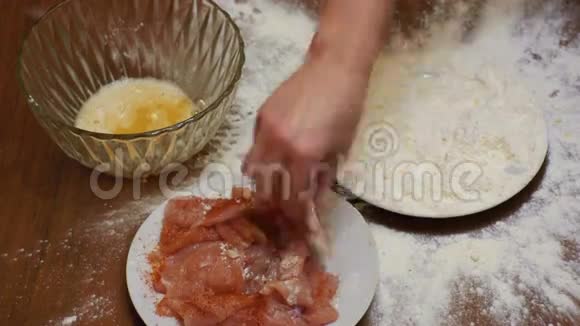 家庭厨房里的面粉盘子上的肉瀑布顶景图视频的预览图