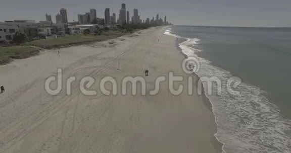 黄金海岸冬季海滩天桥视频的预览图