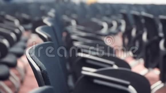 带舒适皮革座椅的空影院大厅视频的预览图