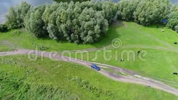 汽车沿着田野行驶从高处看风景优美向无人机射击视频的预览图