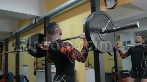 健身者在健身房里抽肌肉做健身运动视频的预览图