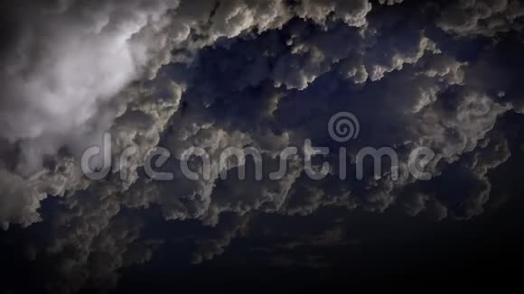 4K黑天在夜间风暴云团正在移动视频的预览图