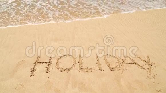 海浪覆盖词假日写在沙滩上视频的预览图