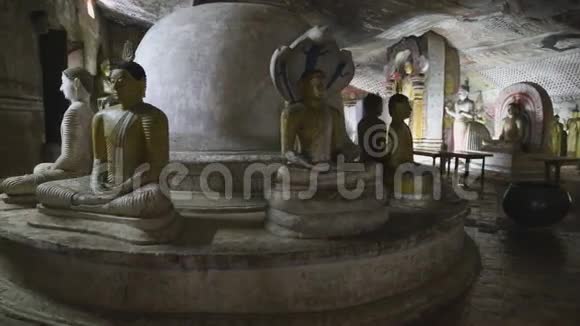 达姆布拉斯里兰卡2014年2月许多坐和站佛在丹布拉金寺黄金圣殿视频的预览图