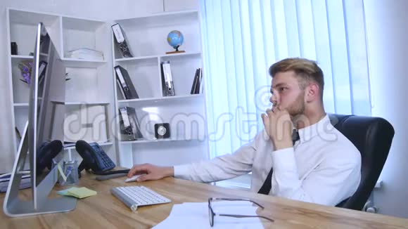 在办公室工作的快乐男人接电话视频的预览图