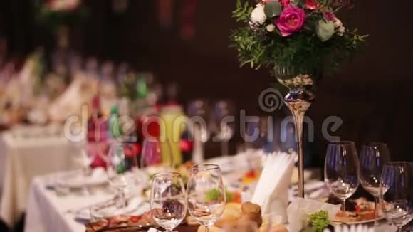 餐饮服务设置背景在餐厅为客人在婚礼时准备食物和饮料视频的预览图